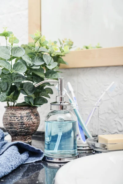 バスルーム ガラス液体石鹸ディスペンサー 歯ブラシとタオルのクローズ アップ — ストック写真