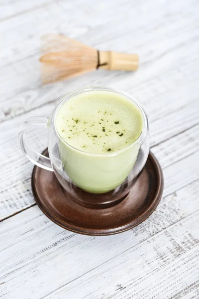 Matcha Latte Verde Con Polvere Matcha Frusta Bambù Sfondo Legno — Foto Stock