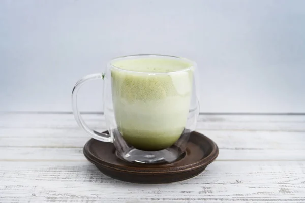 Matcha Πράσινο Τσάι Latte Γυαλί Κύπελλο Στο Ξύλινο Υπόβαθρο Closeup — Φωτογραφία Αρχείου