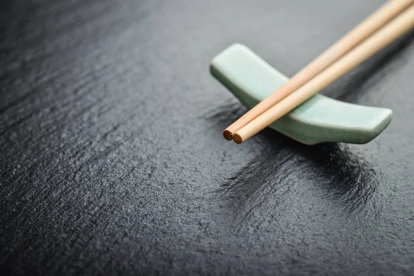Bambu Pinnar Med Kopia Utrymme Svart Skiffer Bakgrund Närbild — Stockfoto