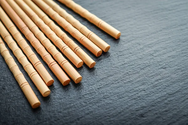 Palillos Bambú Con Espacio Copia Sobre Fondo Pizarra Negro —  Fotos de Stock