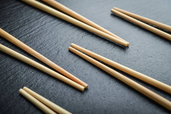 Sommige Bamboe Stokjes Zwarte Leisteen Achtergrond — Stockfoto