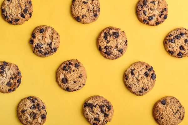 Cookies Pattern Yellow Background Top View Chocolate Chip Cookies — Stock Photo, Image