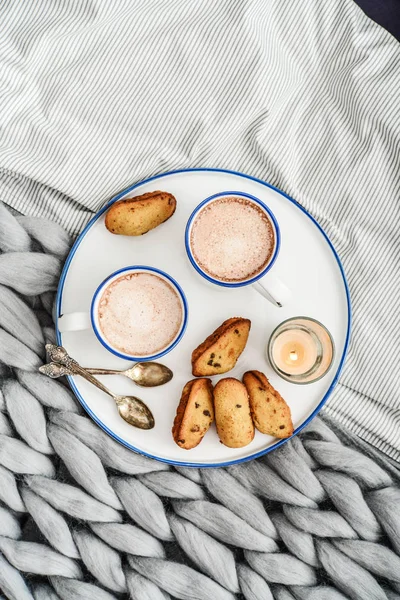 Bricka Med Två Koppar Varm Choklad Cookie Och Ljus Sängen — Stockfoto