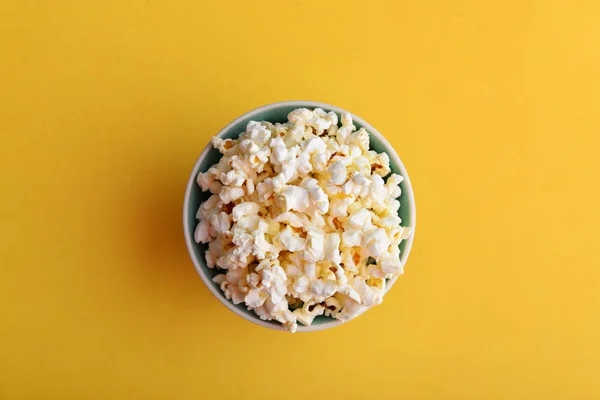 Popcorn Een Kom Gele Achtergrond Top Vie — Stockfoto