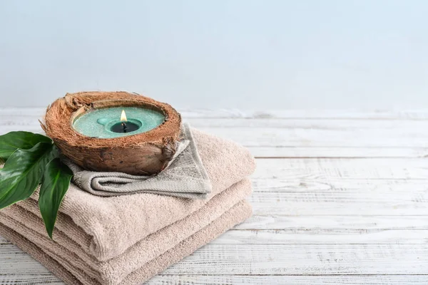 Świeca Orzecha Kokosowego Stos Ręczników Jasnym Tle Koncepcja Spa — Zdjęcie stockowe