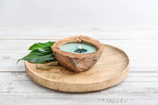 蜡烛在椰子壳在 Roun 木托盘在轻的背景 水疗理念 — 图库照片