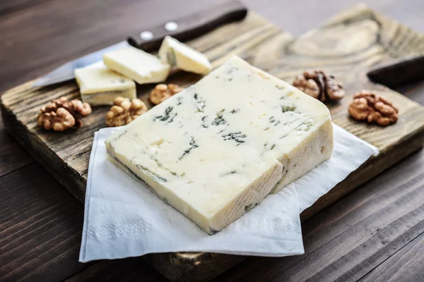 Slice Gorgonzola Cheese Cutting Board Served Grape Nuts Closeup — Stock Photo, Image