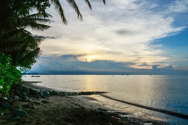 Bali Gündoğumu Palmiye Ağaçları Ile Güzel Tropikal Deniz Manzarası — Stok fotoğraf