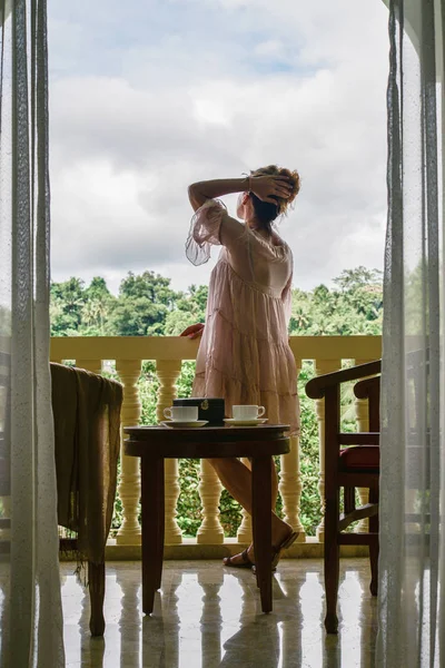 バリのジャングルのバルコニーからの景色を楽しむ美しい女性 — ストック写真