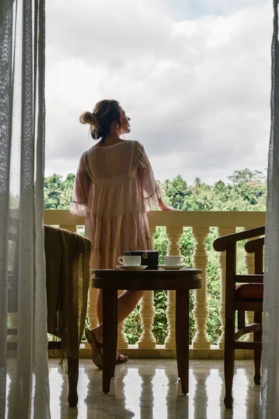 Piękna Kobieta Ciesząca Się Widokiem Balkonu Dżungli Bali — Zdjęcie stockowe