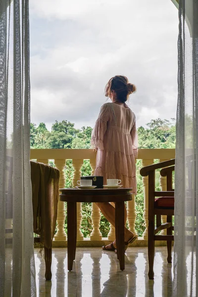 バリのジャングルのバルコニーからの景色を楽しむ美しい女性 — ストック写真