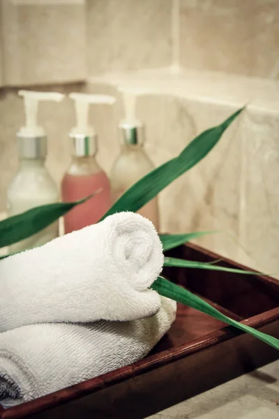 Στοίβα Πετσέτες Ένα Σαπουνιού Ένα Closeup Μπάνιο — Φωτογραφία Αρχείου