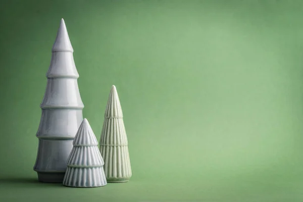 Trzy Dekoracyjne Ceramiczne Choinka Jasnozielone Tło Zbliżenie — Zdjęcie stockowe