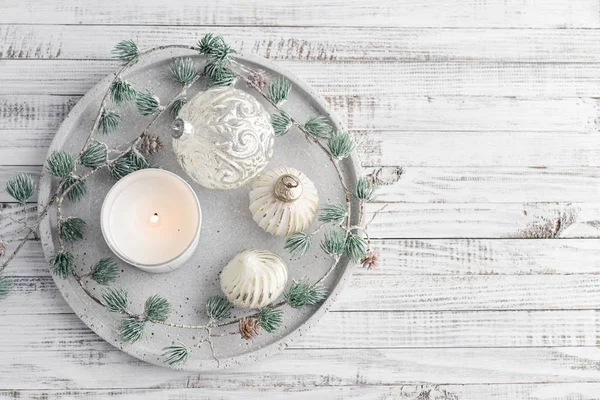 Bandeja Con Decoraciones Navideñas Vela Sobre Fondo Madera Blanca Vista — Foto de Stock