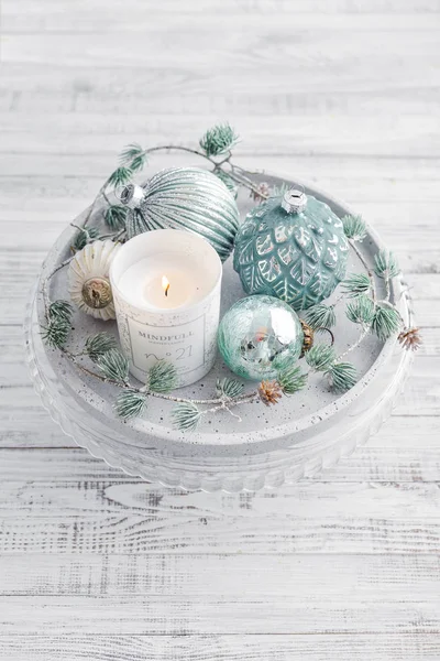 托盘与圣诞节装饰和蜡烛在白色木背景 — 图库照片