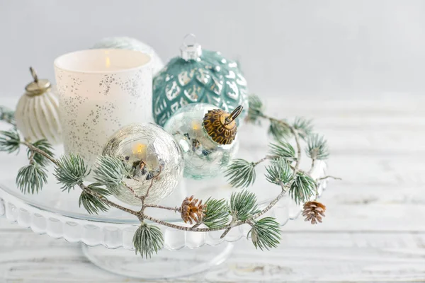 Bandeja Com Decorações Natal Vela Fundo Madeira Branca Closeup — Fotografia de Stock