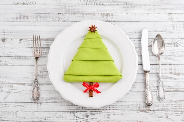 アニススターと皿の上の木の幹とシナモンスティックとクリスマス ツリーの形をしたナプキン トップを争う — ストック写真