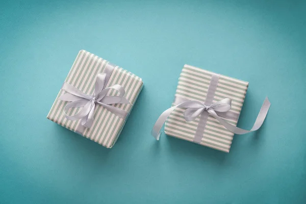 Verschillende Cadeau Gestreepte Vakken Met Grijs Lint Blauwe Achtergrond Bovenaanzicht — Stockfoto