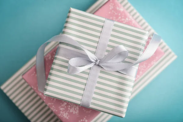 Verschillende Cadeau Gestreepte Vakken Met Grijs Lint Blauwe Achtergrond Bovenaanzicht — Stockfoto