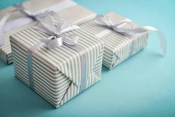 Diverse Cadeau Gestreepte Vakken Met Grijs Lint Blauwe Achtergrond Closeup — Stockfoto