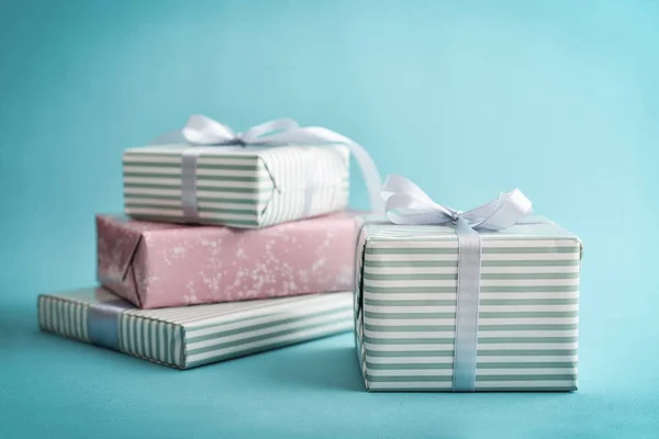 Diverse Cadeau Gestreepte Vakken Met Grijs Lint Blauwe Achtergrond Closeup — Stockfoto