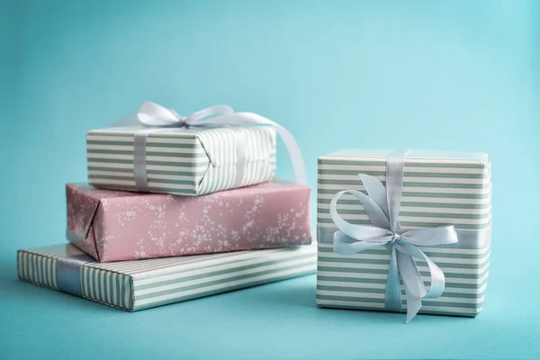 Diverse Cadeau Gestreepte Vakken Met Grijs Lint Blauwe Achtergrond Closeup — Stockfoto