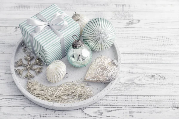 Scatola Regalo Con Diverse Decorazioni Natalizie Vassoio Rotondo Sfondo Bianco — Foto Stock