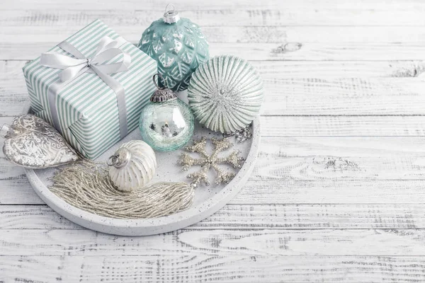 Scatola Regalo Con Diverse Decorazioni Natalizie Vassoio Rotondo Sfondo Bianco — Foto Stock