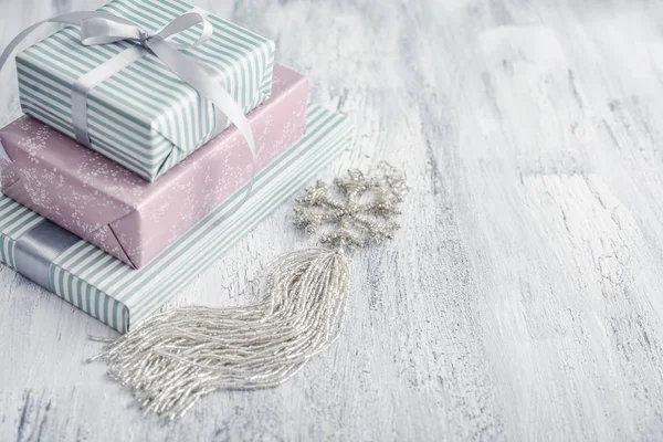 Стек Подарункові Коробки Різдвяною Прикрасою Формі Сніжинки Білому Дерев Яному — стокове фото