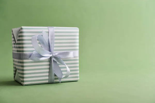 Gift Box Gray Ribbon Green Background Closeup — Stock Photo, Image