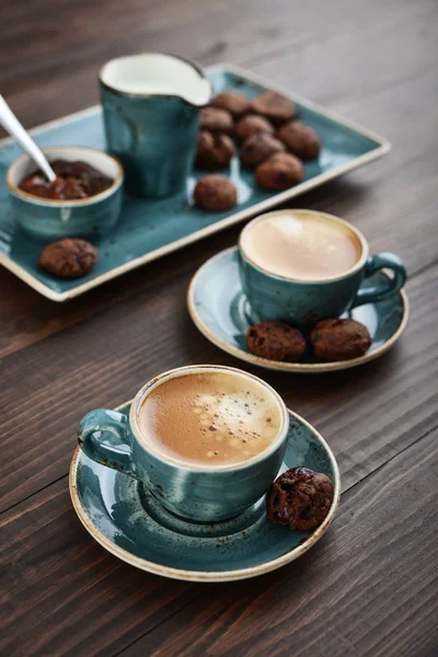 Dos Tazas Café Plato Con Galletas Chocolate Sobre Fondo Madera — Foto de Stock