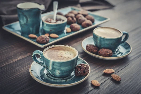 Två Kopp Kaffe Och Plattan Med Choklad Cookies Trä Bakgrund — Stockfoto