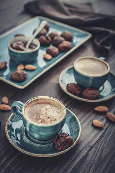 Dois Xícara Café Prato Com Biscoitos Chocolate Fundo Madeira — Fotografia de Stock