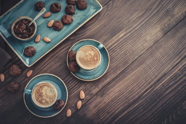 两杯咖啡和盘子与巧克力饼干在木制背景 顶视图 — 图库照片