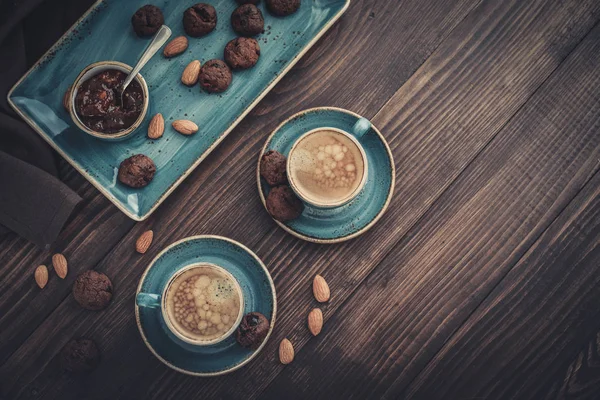 两杯咖啡和盘子与巧克力饼干在木制背景 顶视图 — 图库照片