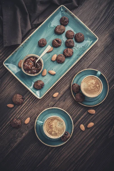 Zwei Tassen Kaffee Und Teller Mit Schokoladenkeksen Auf Holzgrund Draufsicht — Stockfoto