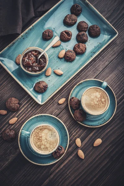 Zwei Tassen Kaffee Und Teller Mit Schokoladenkeksen Auf Holzgrund Draufsicht — Stockfoto