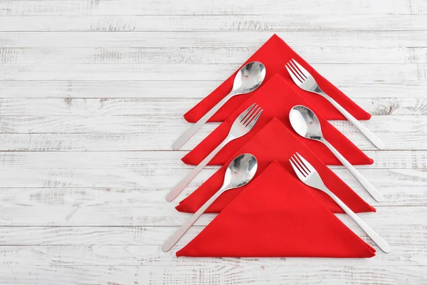 Tovaglioli Rossi Forma Albero Natale Con Forchette Cucchiai Sfondo Legno — Foto Stock