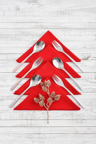 Tovaglioli Rossi Forma Albero Natale Con Forchette Cucchiai Sfondo Legno — Foto Stock