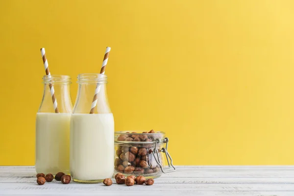 Dos Botellas Leche Avellana Vegetariana Con Avellana Sobre Fondo Amarillo — Foto de Stock