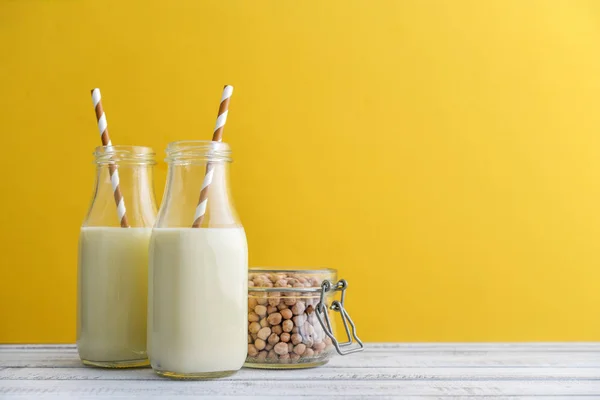 Две Бутылки Вегетарианского Соевого Молока Соей Банке Желтом Фоне — стоковое фото