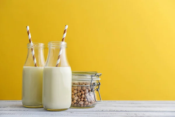 Zwei Flaschen Vegetarische Sojamilch Mit Soja Glas Auf Gelbem Hintergrund — Stockfoto