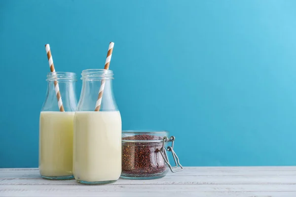 Дві Пляшки Вегетаріанського Кіоки Молока Кіокою Банці Синьому Фоні — стокове фото