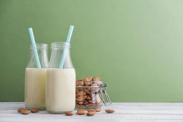 Zwei Flaschen Vegetarische Mandelmilch Mit Mandeln Glas Auf Blauem Hintergrund — Stockfoto