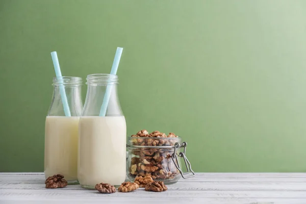 Дві Пляшки Вегетаріанського Горіхового Молока Горіхом Банці Синьому Фоні — стокове фото