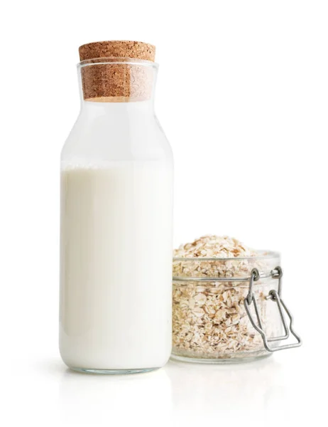 Flasche Hafermilch Mit Haferflocken Isoliert Auf Weißem Hintergrund — Stockfoto