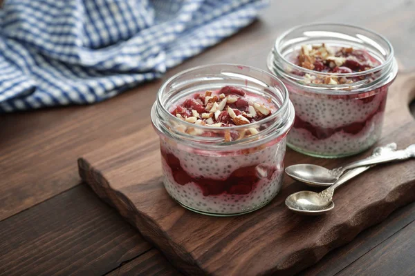 Chia Pudding Wiśni Migdałów Słoikach Drewniane Tło Zbliżenie — Zdjęcie stockowe