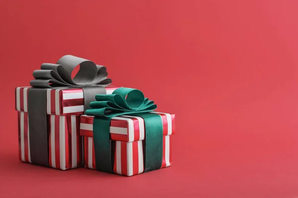 Zwei Rot Gestreifte Geschenkbox Mit Grünem Und Grauem Band Auf — Stockfoto