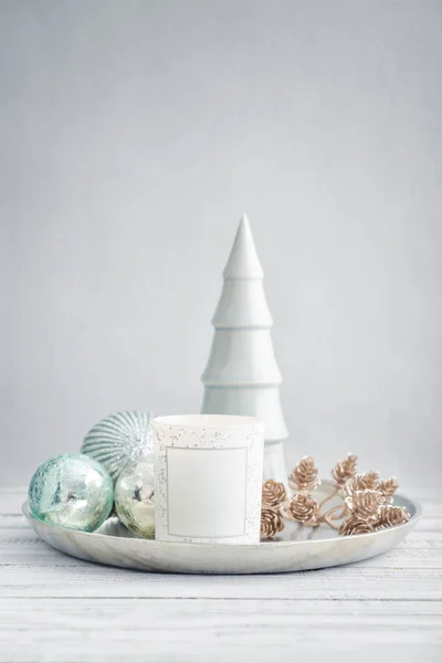 Dienblad Met Kerstversiering Kaars Witte Houten Achtergrond — Stockfoto